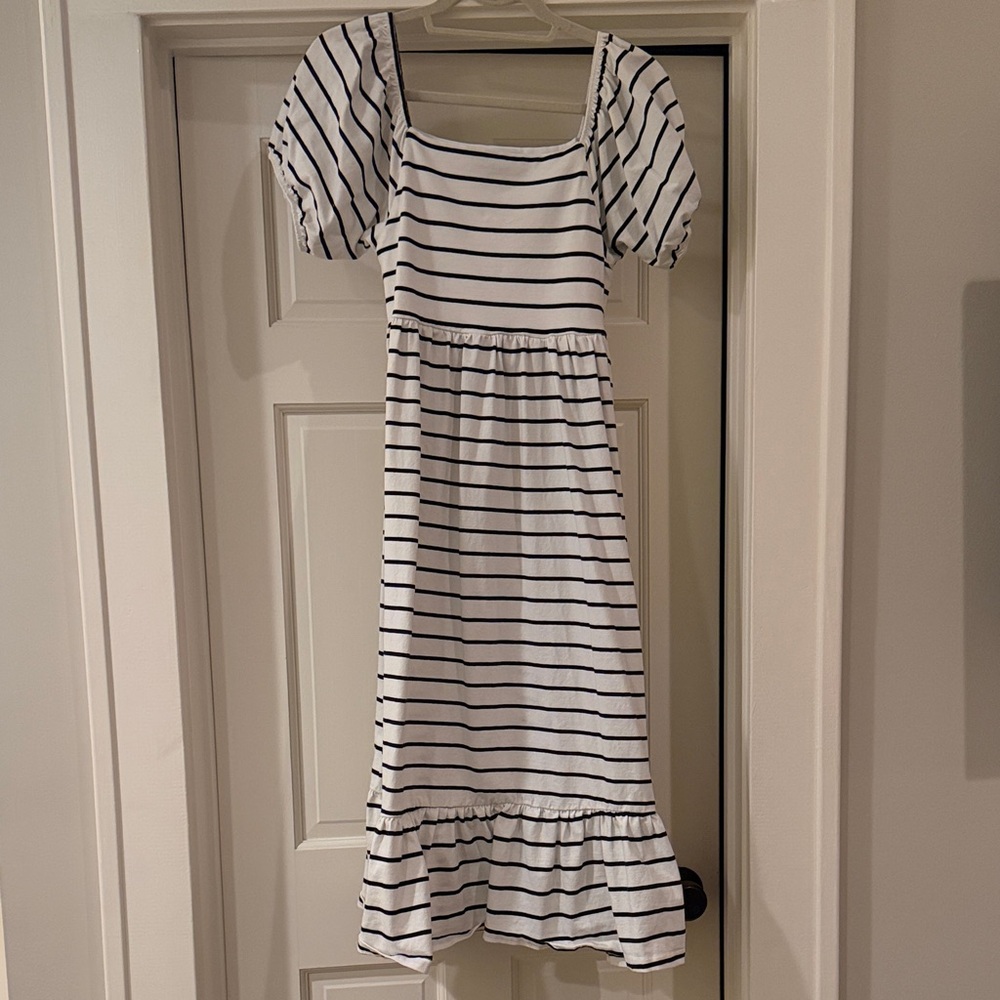 Women’s White and Navy Striped Puff-Sleeve Sundress